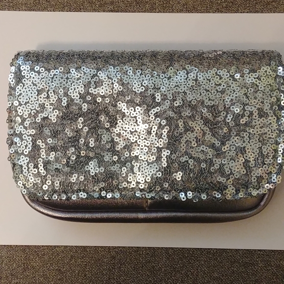 NWT Ear Bud and Charger Case - Picture 7 of 11